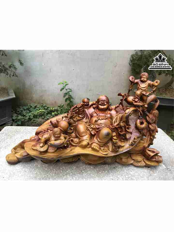 Tượng Phật Di Lặc Tam Phúc Ngự Quạt Ba Tiêu Gỗ Xá Xị ( Gù Hương )  Cao 48 Rộng 82 Dày 36 (cm)