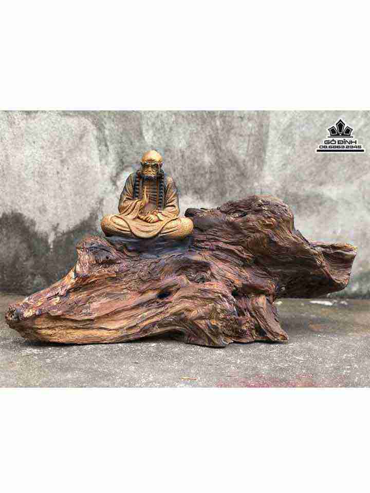 Tượng Đạt Ma Ngồi Thiền Gỗ Bách Xanh   Cao 29 Rộng 55 Dày 15 (cm)