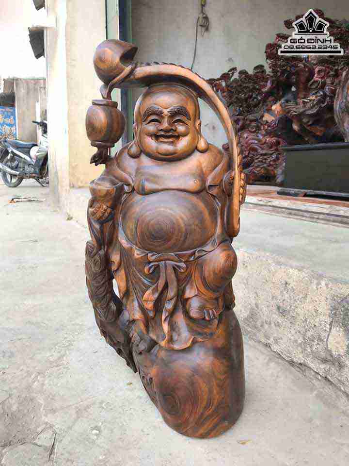 Tượng Phật Di Lặc Cầm Gậy Như Ý Gỗ Bách Xanh  Cao 57 Rộng 28 Dày 21 (cm)