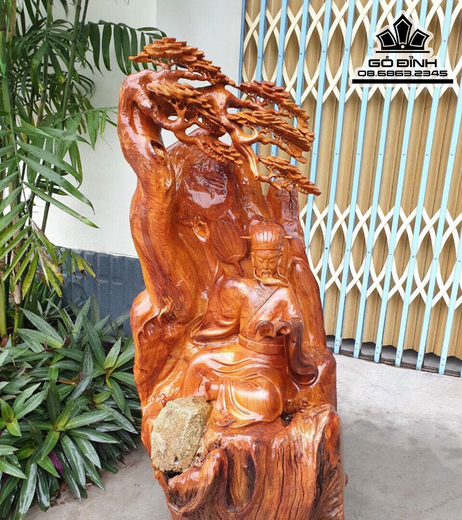 Tượng Khổng Minh Đọc Sách Ngự Gốc Tùng Ôm Đá Tự Nhiên Gỗ Hương Cao 100 Ngang 45 Sâu 40 (cm)