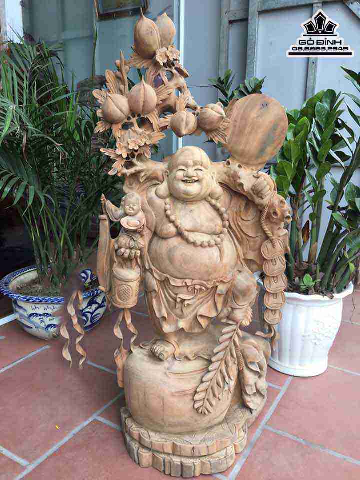 Tượng Phật Di Lặc Vác Cành Đào Gỗ Xá Xị ( Gù Hương )  Cao 103 Rộng 49 Rộng 26 (cm)