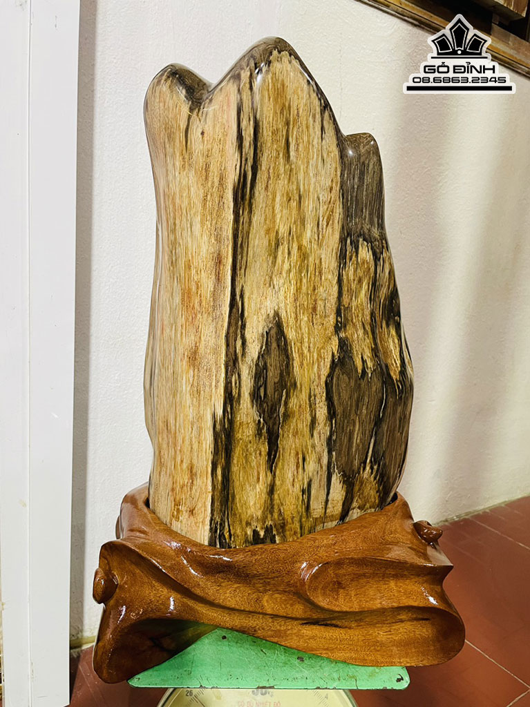 Tác Phẩm Đá Gỗ Hóa Ngọc Gia Lai Cao 52 Ngang 30 (cm) 26kg