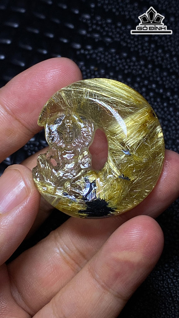 Mặt Dây Quan Âm Tọa Nguyệt Đá Thạch Anh Tóc Vàng Cao 41 Ngang 39 Sâu 13,8 (mm) 26g