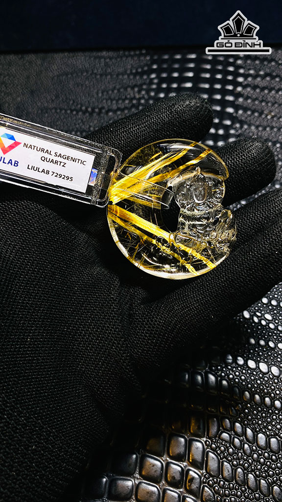 Mặt Dây Quan Âm Tọa Nguyệt Đá Thạch Anh Tóc Vàng Cao 46,27 Ngang 41,4 Sâu 10,49 (mm)