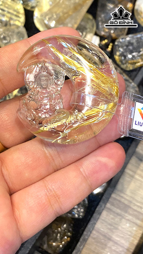 Mặt Dây Quan Âm Tọa Nguyệt Đá Thạch Anh Tóc Vàng Cao 47,52 Ngang 44,15 Sâu 13,44 (mm)