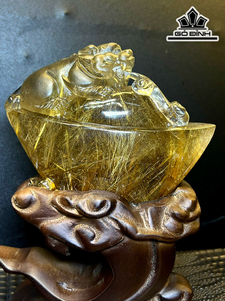 Tượng Tỳ Hưu Ôm Kim Nguyên Bảo Đá Thạch Anh Tóc Vàng Cao 91,1 Ngang 120 Sâu 49 (mm) 28g