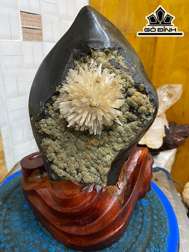 Tác Phẩm Đá Aragonit To 8 (cm) Cao 26 (cm) 4kg