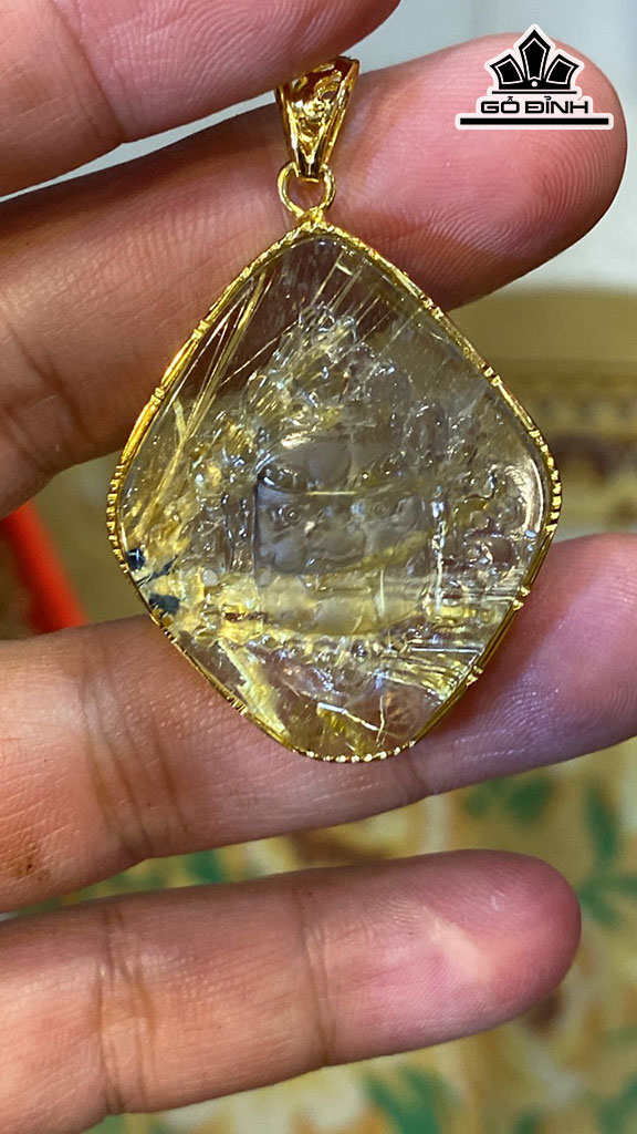 Diện Hoàng Thần Tài Bảo Thiên Đá Thạch Anh Tóc Vàng Cao 36,8 Ngang 31,3 Sâu 9 (mm) 16gr