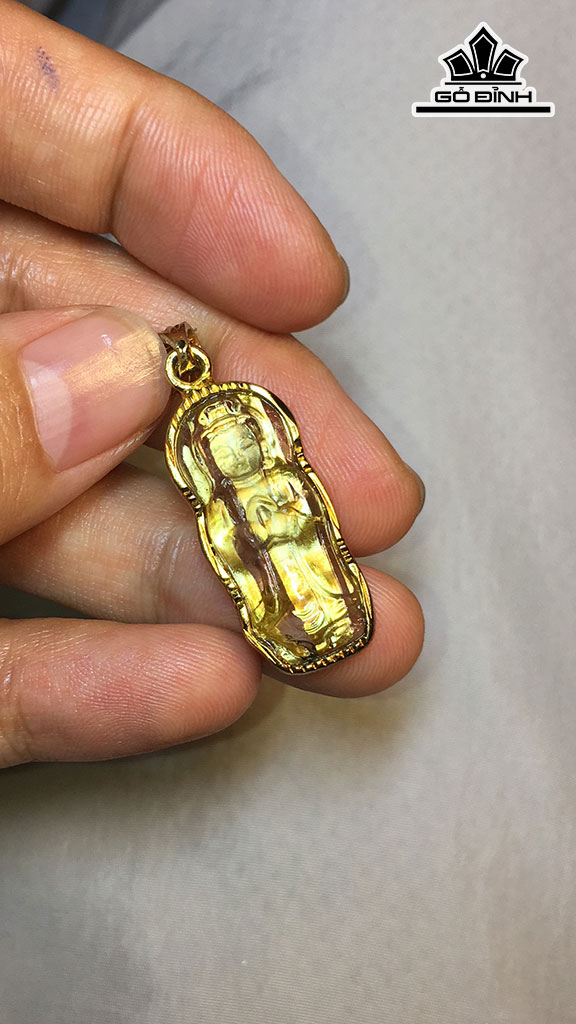 Mặt Dây Chuyền Quan Âm Đá Thạch Anh Tóc Vàng Cao 25,3 Ngang 11,8 Sâu 3,8 (mm) 3,8gr