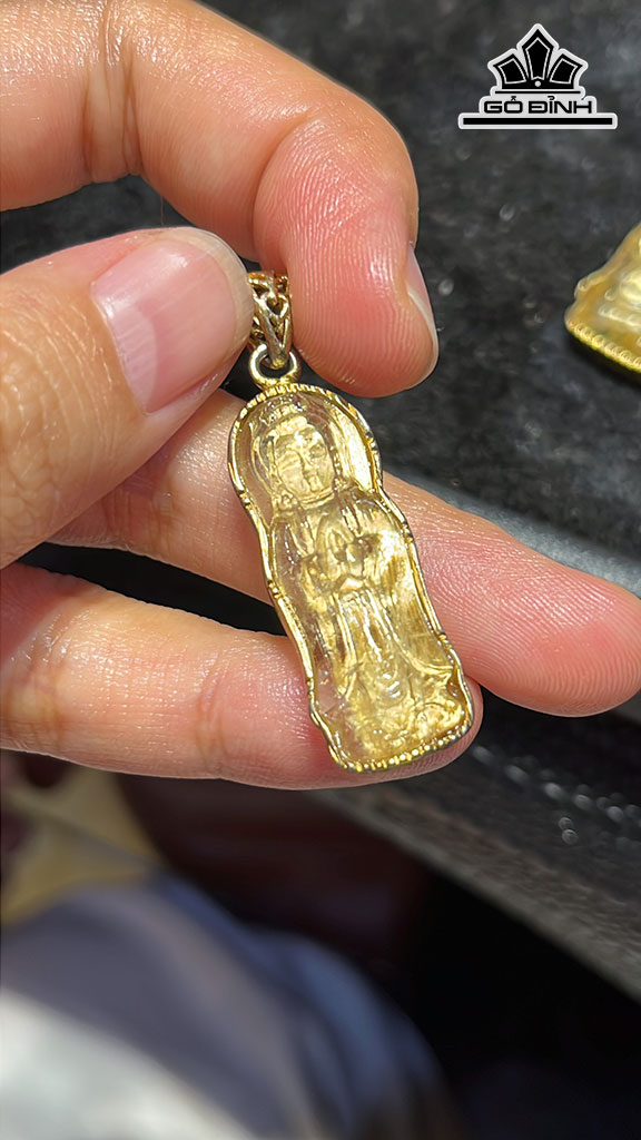 Mặt Dây Chuyền Quan Âm Đá Thạch Anh Tóc Vàng Cao 30,7 Ngang 12,3 Sâu 6,3 (mm) 5,4gr