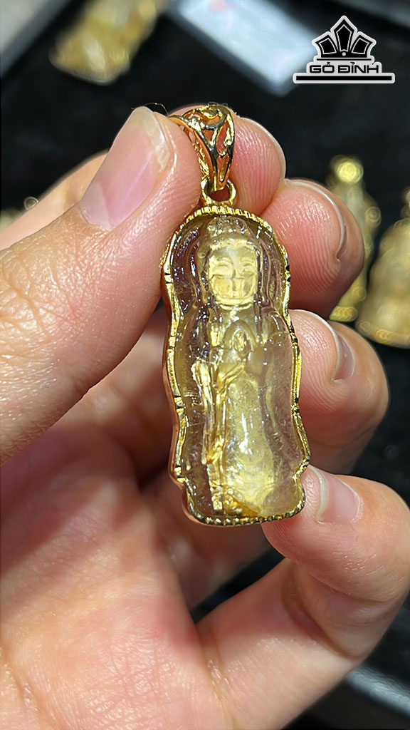Mặt Dây Chuyền Quan Âm Đá Thạch Anh Tóc Vàng Cao 32,5 Ngang 14,4 Sâu 7 (mm) 7,6gr