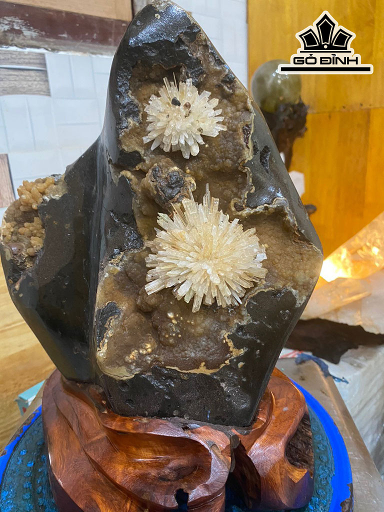 Tác Phẩm Đá Aragonit Cao 32 (cm) 8,8kg