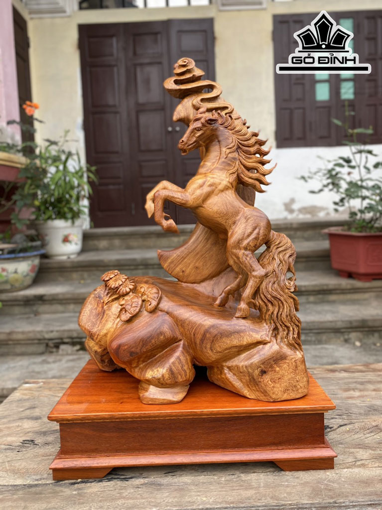 Tượng Ngựa Phong Thủy (Nhất Mã Phi Thiên) Gỗ Hương Cao 58 Ngang 40 Sâu 20 (cm)