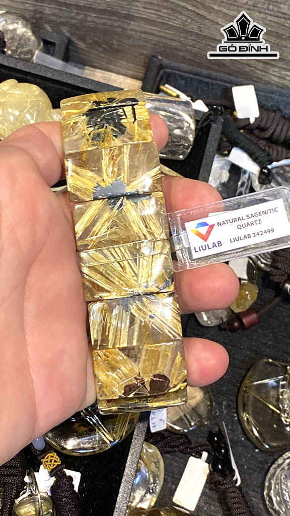 Vòng Bản Hoa Thị Đá Thạch Anh Tóc Vàng Cao 30,1 Ngang 16,26 Sâu 7,23 (mm) 650,04cts