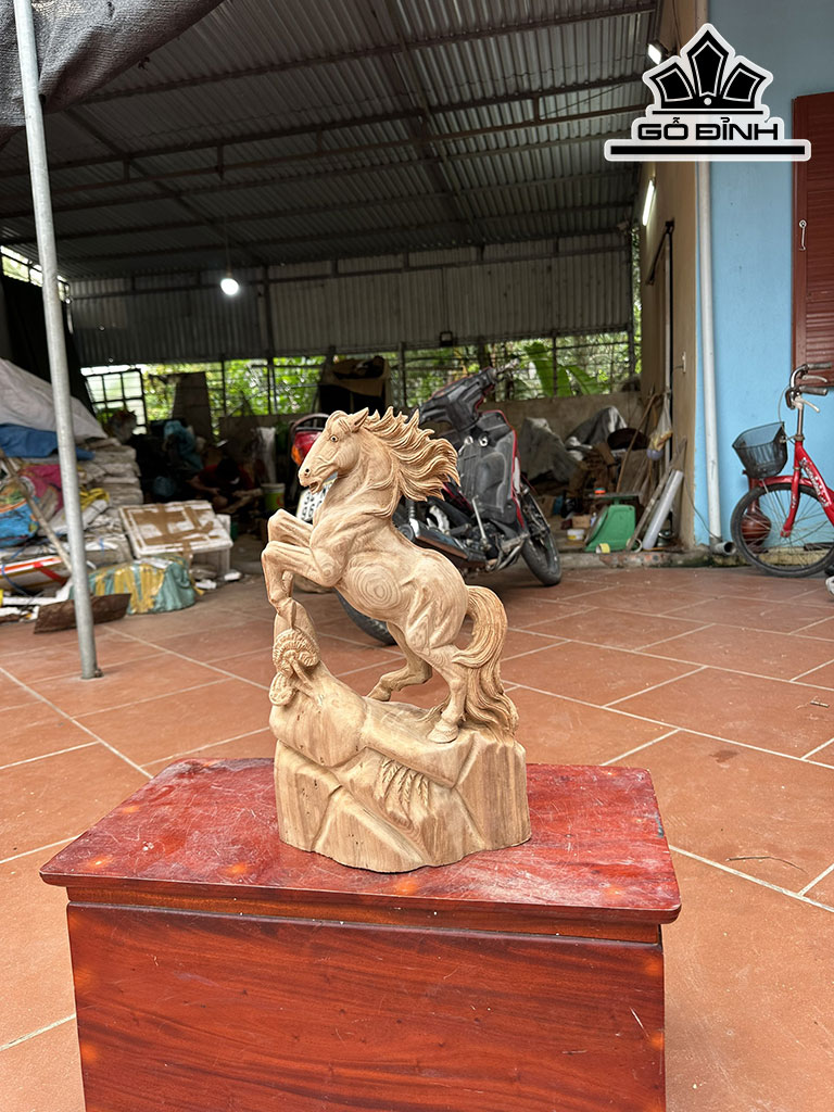 Tượng Ngựa Phong Thủy (Nhất Mã Phi Thiên) Gỗ Ngọc Am Cao 42 Ngang 28 Sâu 14 (cm)