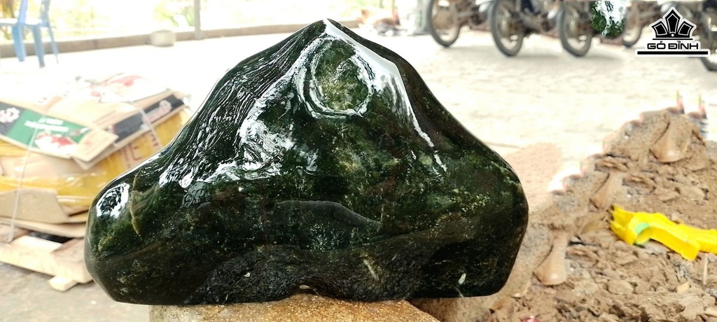 Tác Phẩm Đá Serpentine Cao 19 Ngang 32 (cm) 5kg