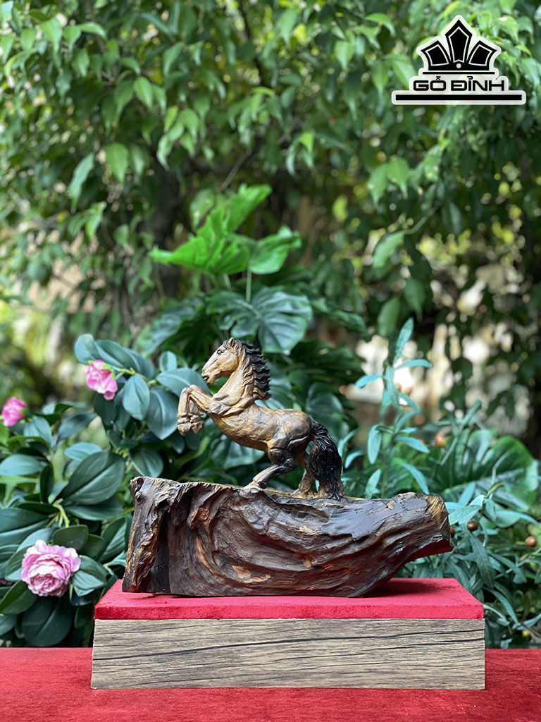 Tượng Ngựa Phong Thủy (Nhất Mã Phi Thiên) Gỗ Bách Xanh Cao 29 Ngang 36 Sâu 18 (cm)