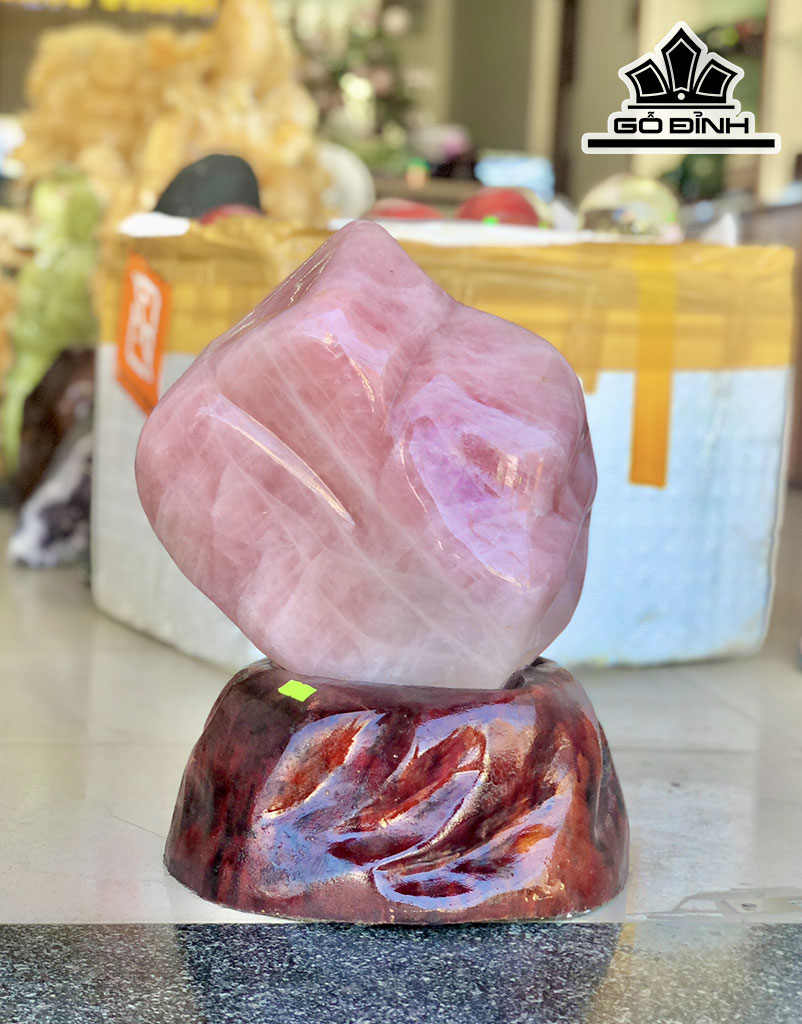 Tác Phẩm Đá Thạch Anh Hồng Cao 37 Ngang 26 (cm) 15,75kg