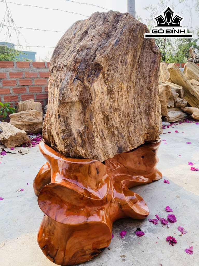 Tác Phẩm Đá Lửa Cao 87 Ngang 85 (cm) 220kg