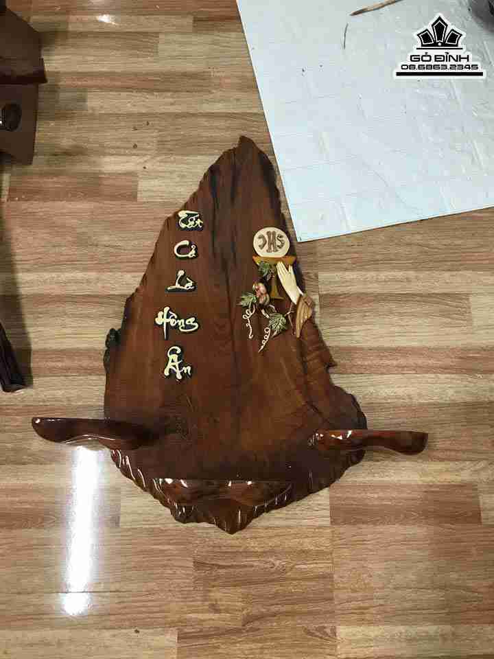 Bàn Thờ Chúa Gỗ Căm Xe  Rộng 60 Cao 95 (cm)