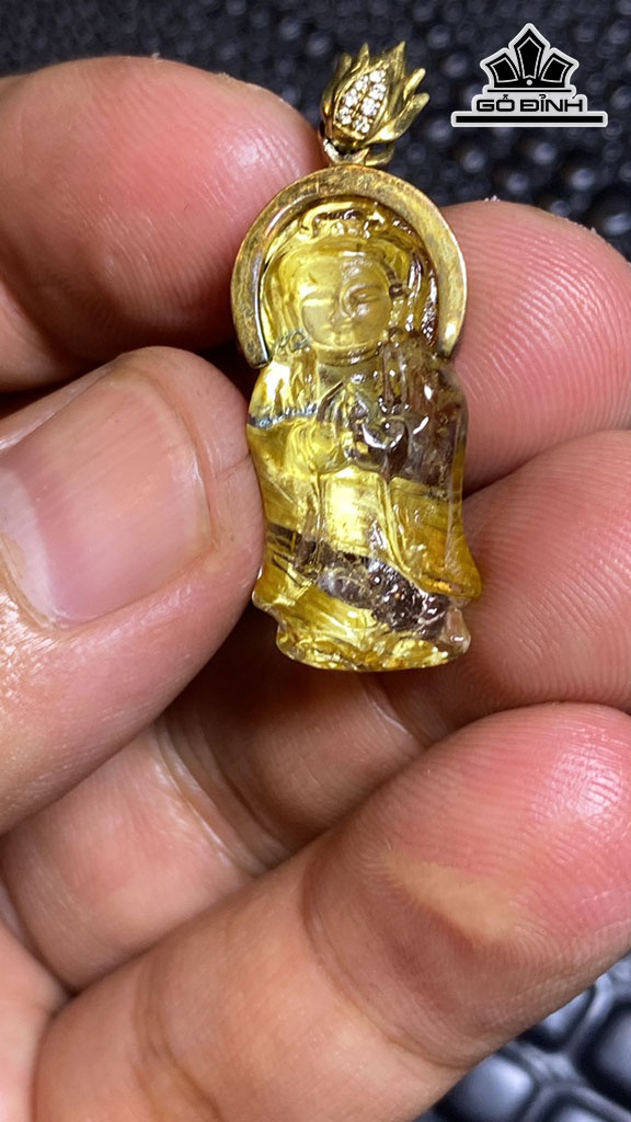 Mặt Dây Chuyền Quan Âm Đá Thạch Anh Tóc Vàng Cao 26 Ngang 12,5 Sâu 8 (mm) 4,6gr