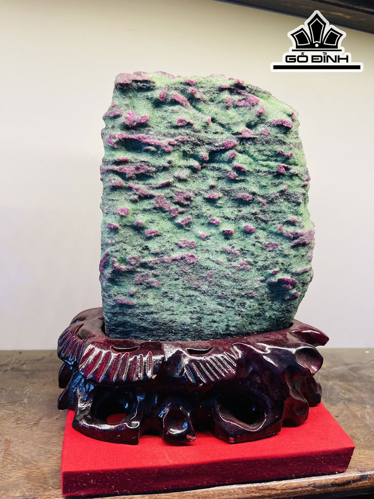 Tác Phẩm Đá Ruby Cao 23 (cm) 3,7kg