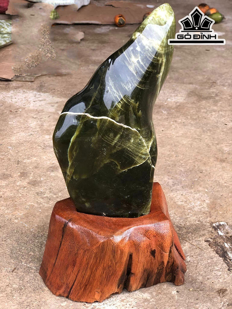 Tác Phẩm Đá Serpentine Cao 29 Ngang 10 (cm) 1,8kg