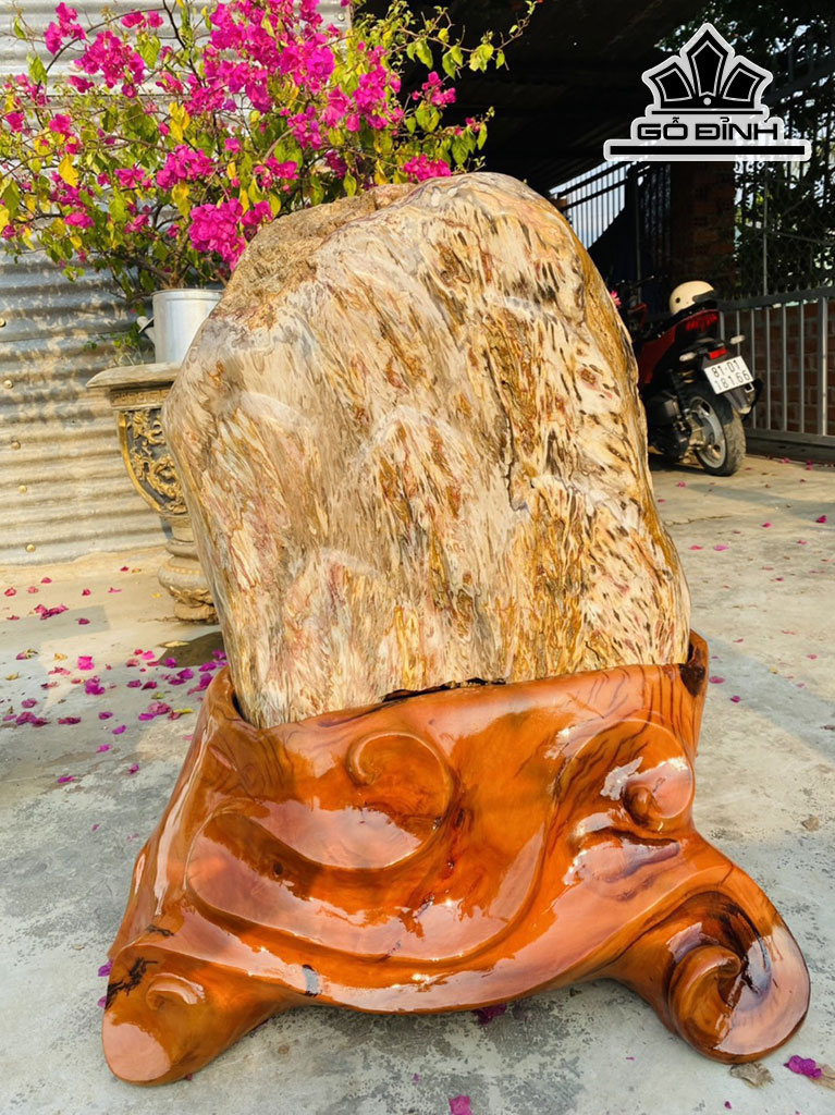 Tác Phẩm Đá Lửa Cao 87 Ngang 85 (cm) 220kg