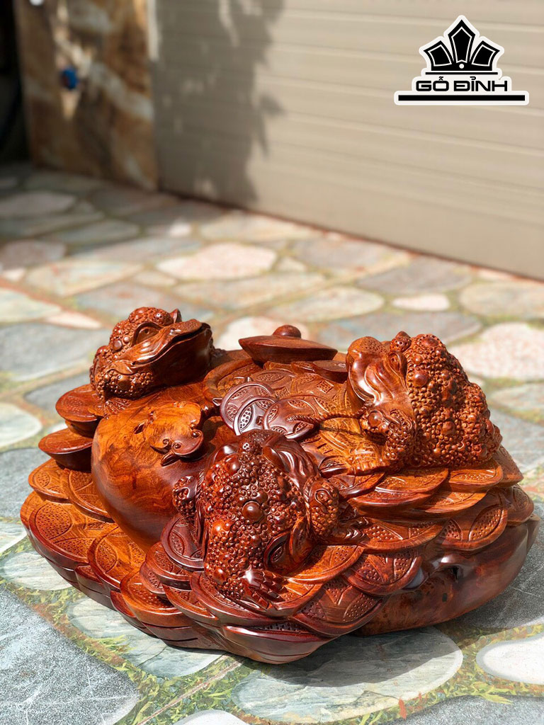 Tượng Tam Cóc Ngậm Tiền Gỗ Hương Cao 24 Ngang 43 Sâu 38 (cm)