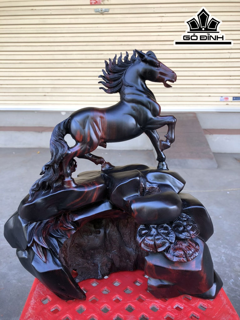 Tượng Ngựa Phong Thủy (Nhất Mã Phi Thiên) Gỗ Trắc Cao 28 Ngang 27 Sâu 12 (cm)