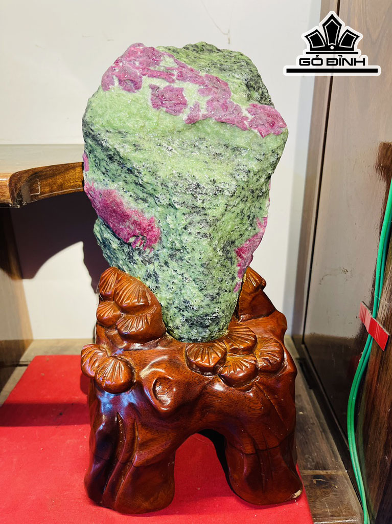 Tác Phẩm Đá Ruby Cao 28 (cm) 4,7kg