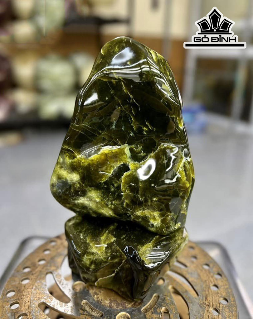 Tác Phẩm Đá Serpentine Cao 23 Ngang 12,8 Sâu 9 (cm) 2,5kg