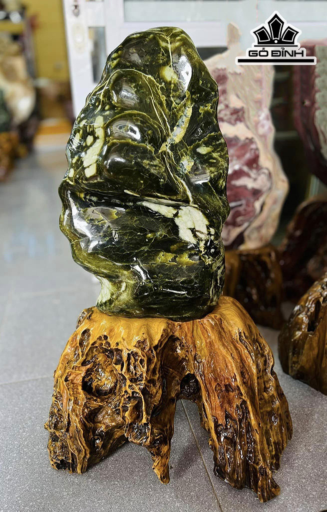 Tác Phẩm Đá Serpentine Cao 85 Ngang 33 Sâu 19 (cm) 55kg