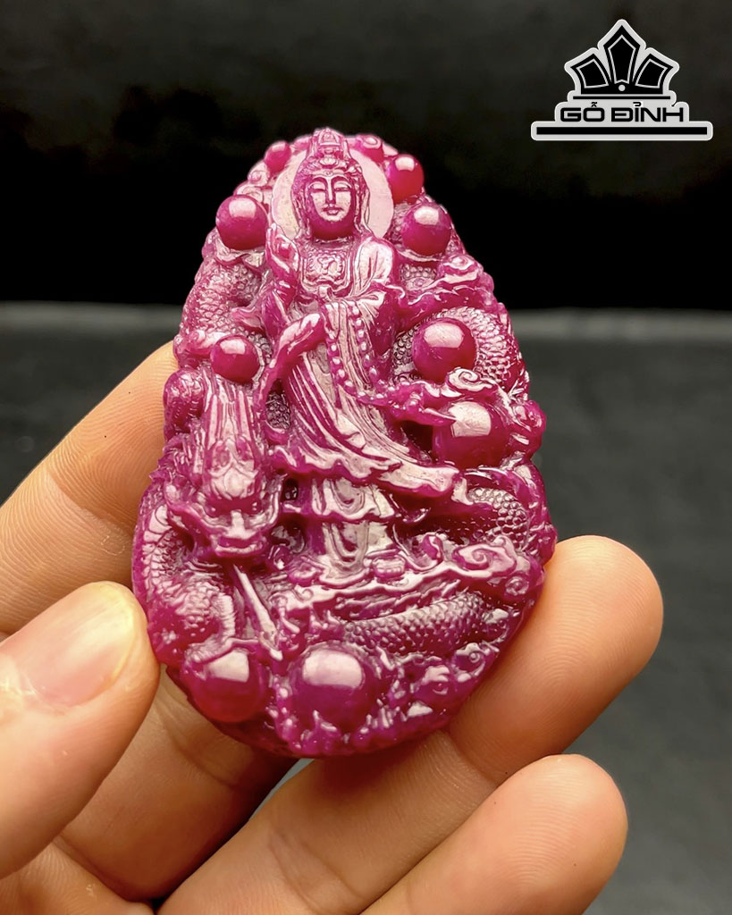 Mặt Dây Chuyền Quan Âm Cưỡi Rồng Đá Ruby Cao 76,6 Ngang 46,9 Sâu 11,9 (mm) 398cts