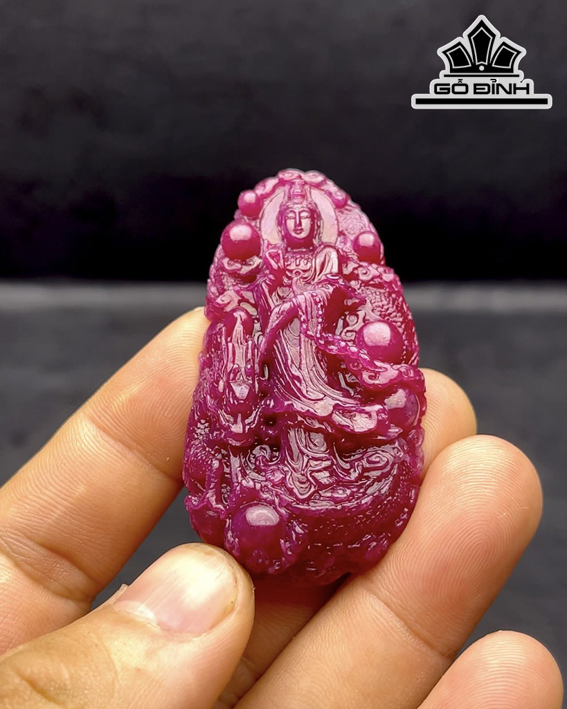 Mặt Dây Chuyền Quan Âm Đá Ruby Cao 63,3 Ngang 33,6 Sâu 9,9 (mm) 209cts