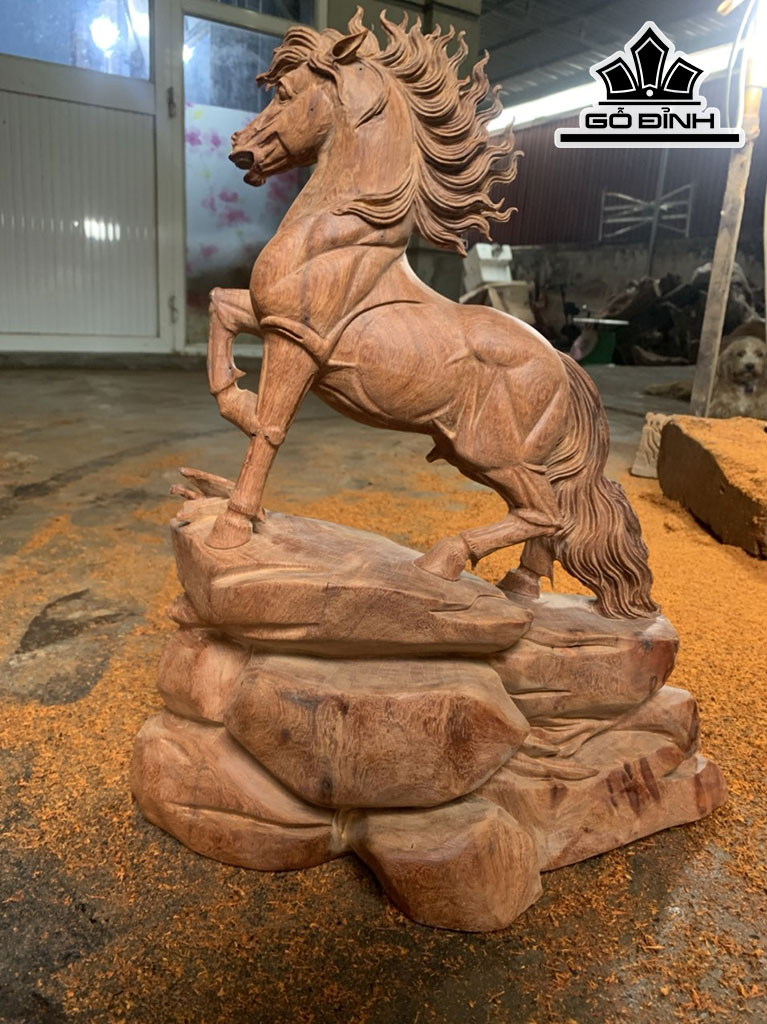 Tượng Ngựa Phong Thủy (Nhất Mã Phi Thiên) Gỗ Hương Cao 40 Ngang 30 Sâu 15 (cm)