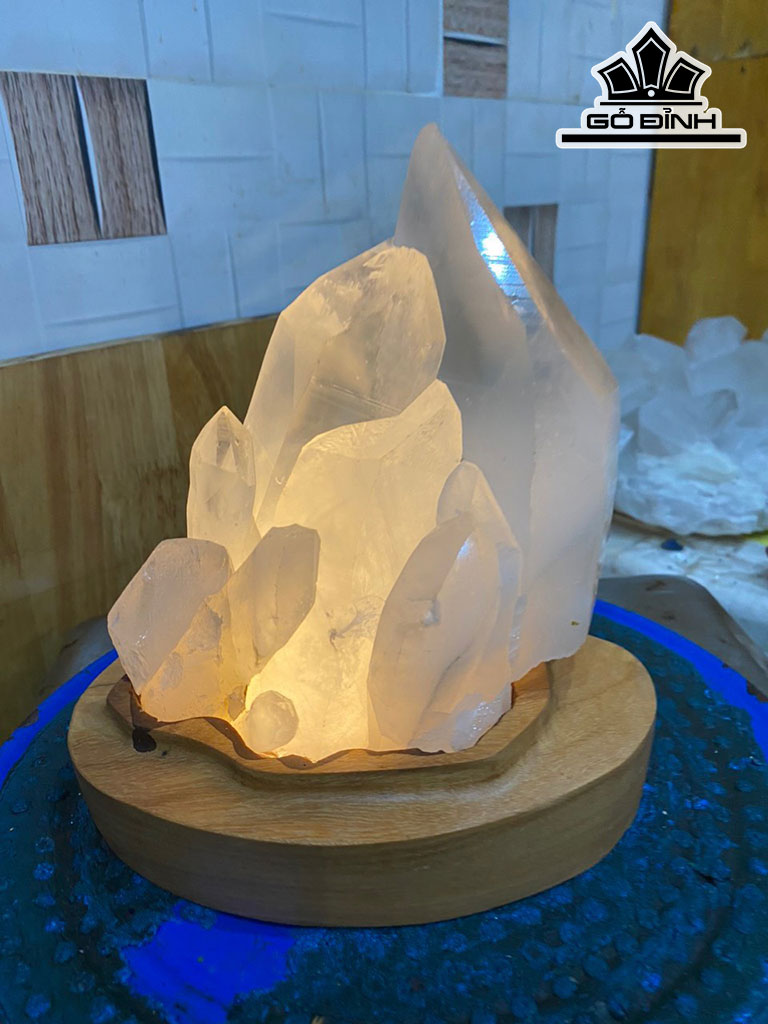 Tác Phẩm Đèn Đá Pha Lê Cao 25 (cm) 2,5kg