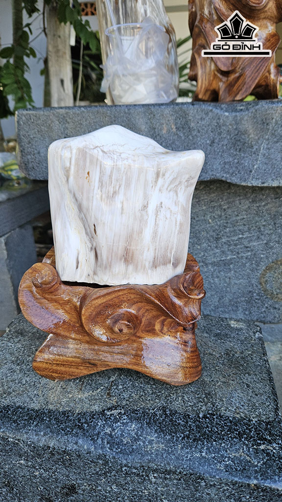 Tác Phẩm Gỗ Hóa Ngọc Cao 26 Ngang 14 (cm) 4kg