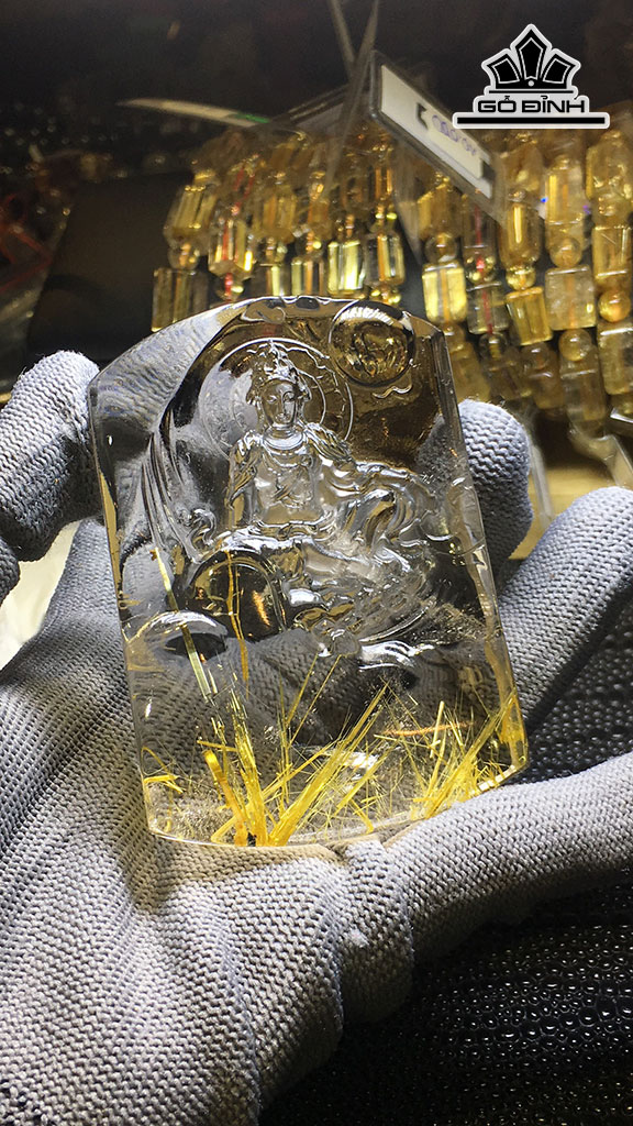 Tác Phẩm Phật Bà Quan Âm Đá Thạch Anh Tóc Vàng Cao 75,7 Ngang 52,4 Sâu 16,7 (mm) 135,7gr