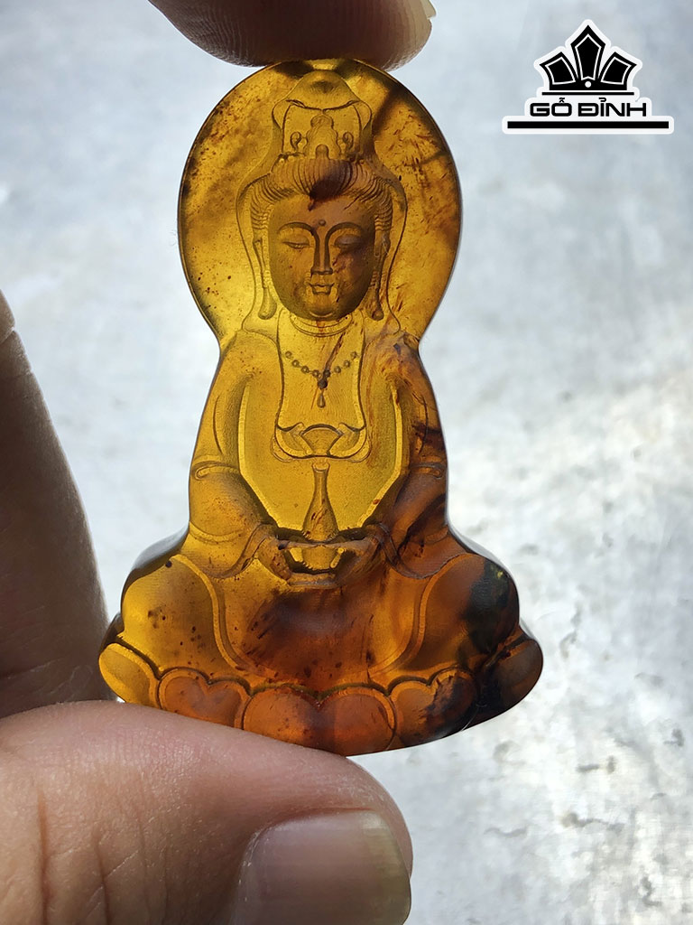 Mặt Dây Chuyền Quan Âm Đá Hổ Phách Cao 49,6 Ngang 31,6 Sâu 11,3 (mm) 8,9gr