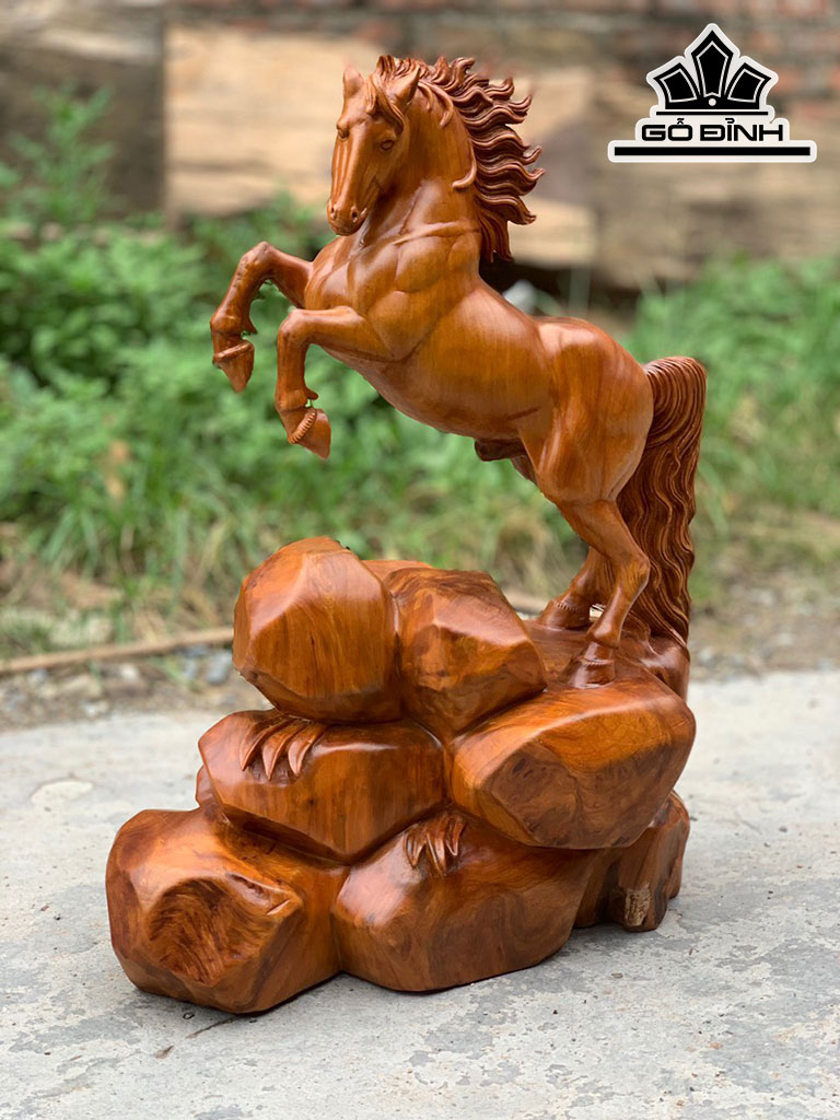 Tượng Ngựa Phong Thủy (Nhất Mã Phi Thiên) Gỗ Ngọc Am Cao 60 Ngang 45 Sâu 24 (cm)