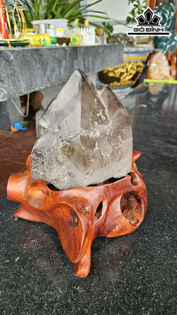 Tác Phẩm Đá Thạch Anh Khói ( Smoky Quartz ) Cao 30 Ngang 19 (cm) 8kg