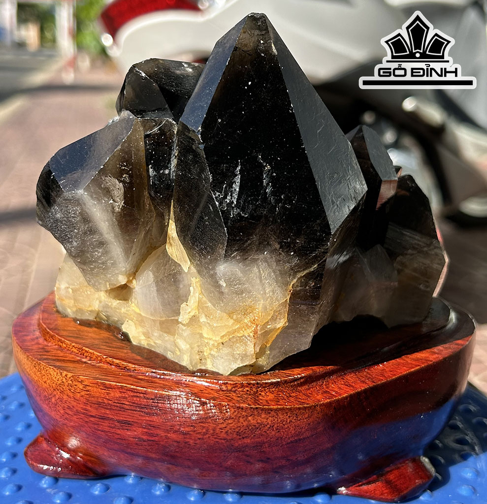 Tác Phẩm Đá Thạch Anh Khói ( Smoky Quartz ) Cao 16 Ngang 17 (cm) 2,55kg