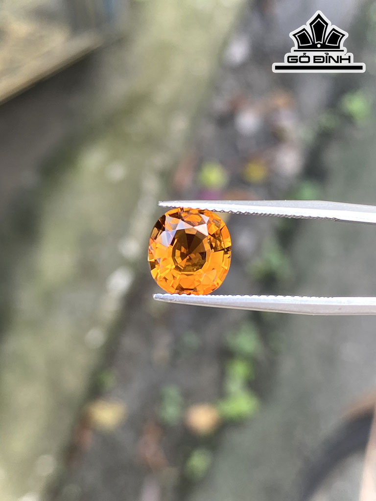 Viên Đá Tourmaline Cao 9,2 Ngang 8,8 Sâu 5 (mm) 2,39gr