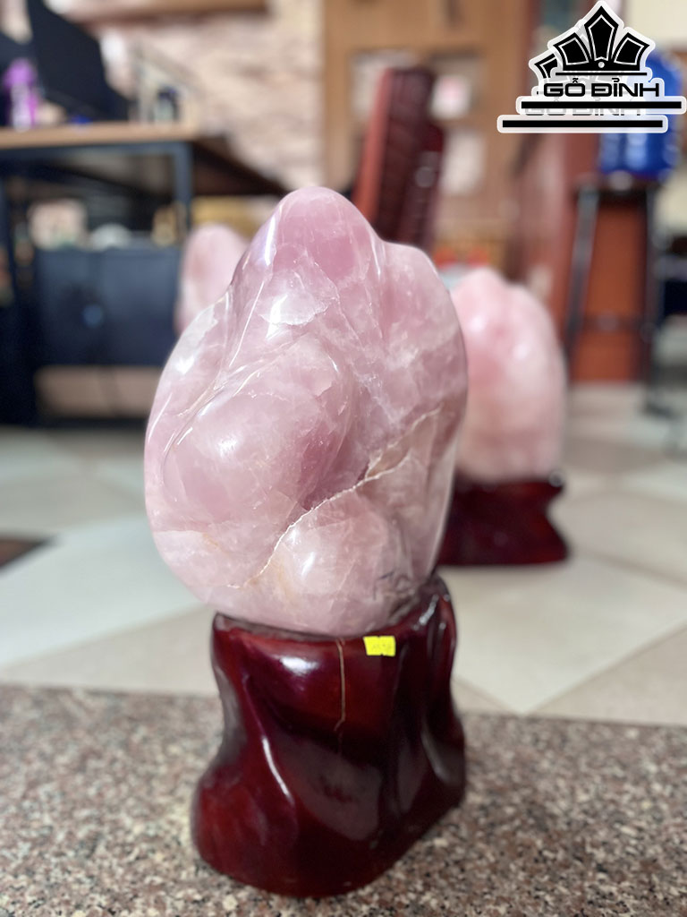 Tác Phẩm Đá Thạch Anh Hồng Cao 45 Ngang 35(cm) 11,97kg