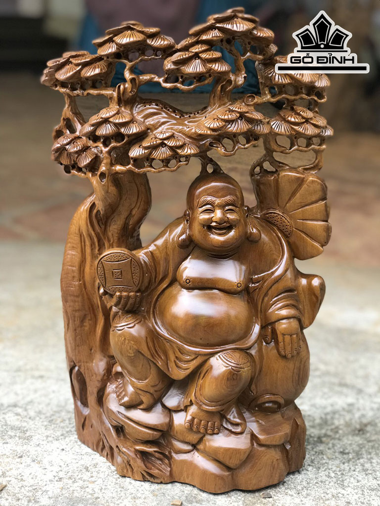 Tượng Phật Di Lặc Ngồi Gốc Tùng Gỗ Bách Xanh Cao 42 Ngang 23 Sâu 12 (cm)