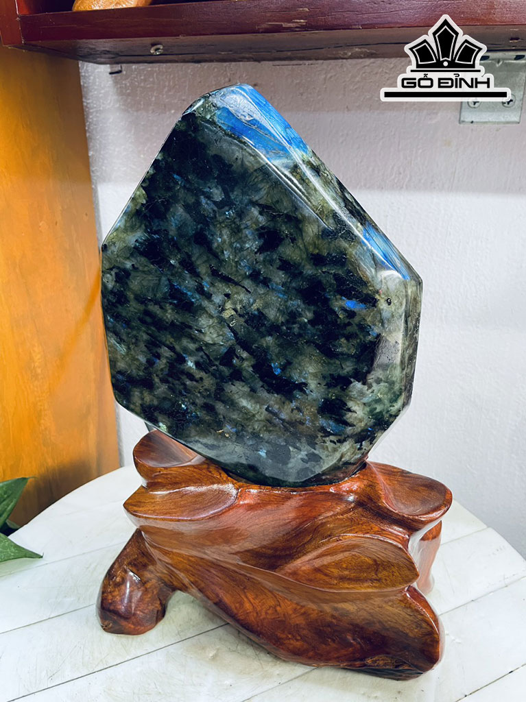 Tác Phẩm Đá Xà Cừ (Labradorite) Cao 32 Ngang 18 (cm) 3,8kg
