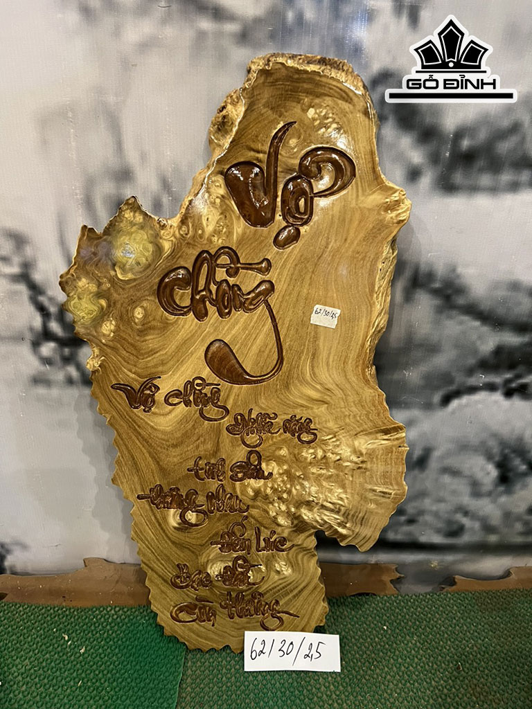 Tranh Vợ Chồng Gỗ Nu Nghiến Cao 62 Ngang 30 Sâu 2,5 (cm)
