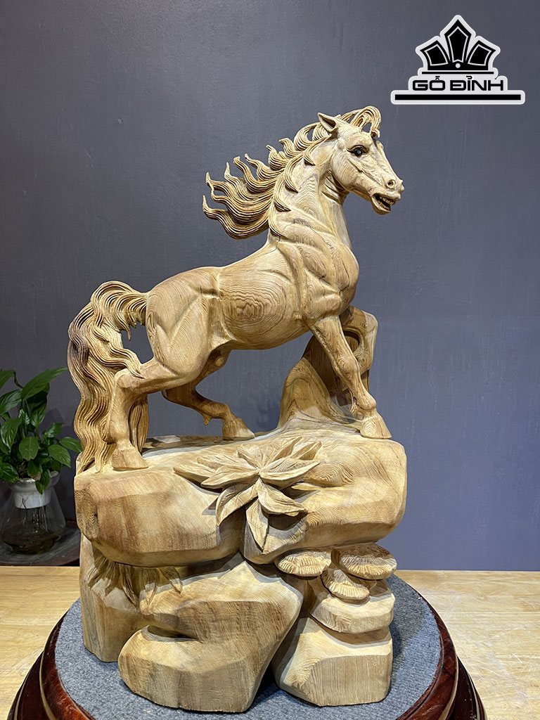 Tượng Ngựa Phong Thủy (Nhất Mã Phi Thiên) Gỗ Ngọc Am Cao 57 Ngang 36 Sâu 20 (cm)