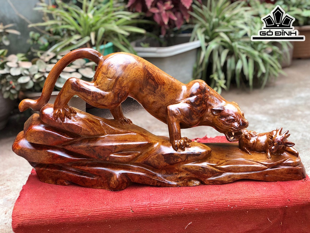 Tượng Báo Săn Mồi Gỗ Hương Cao 35 Ngang 70 Sâu 18 (cm)